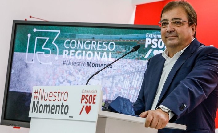El secretario general del PSOE extremeño, Guillermo Fernández Vara, en rueda de prensa tras su proclamación para volver a liderar el partido en la región