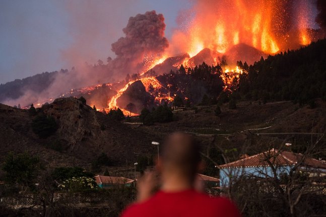 19 September 2021, Spain, La Palma: Lava and smoke are seen following the eruption of the volcano Cumbre Vieja on the Canary island of La Palma. A volcano erupted on the Spanish island of La Palma on Sunday, with several explosions in the El Paso municipality in the south of the island forcing at least 2000 people to flee the area, according to local media. Photo: Arturo Jimenez/dpa
19/9/2021 ONLY FOR USE IN SPAIN