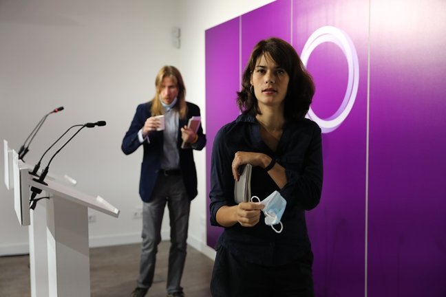 Los portavoces de Podemos Isa Serra y Pablo Fernández tras una rueda de prensa en la sede de Podemos, a 20 de septiembre de 2021, en Madrid, (España).