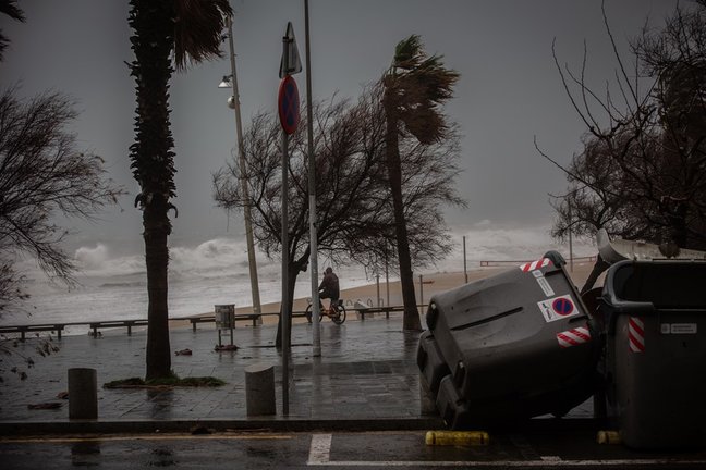 Archivo - Varios contenedores caídos el paseo marítimo de Barcelona, donde la borrasca 'Gloria' ha dejado fuertes rachas de viento y lluvia, a 21 de enero de 2020.