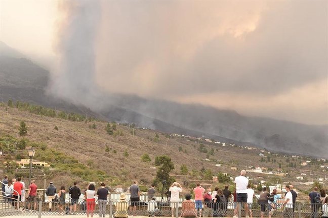 Varias personas observan la evolución del volcán de la isla de La Palma desde la localidad de Tajuya, en el municipio de El Paso. EFE/ Miguel Calero
