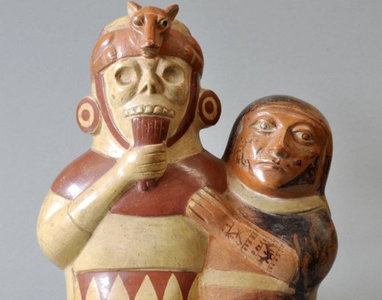 Figura de cerámica de la cultura Moche de la costa norte del Perú, que representa una figura humana tocando la flauta de pan.