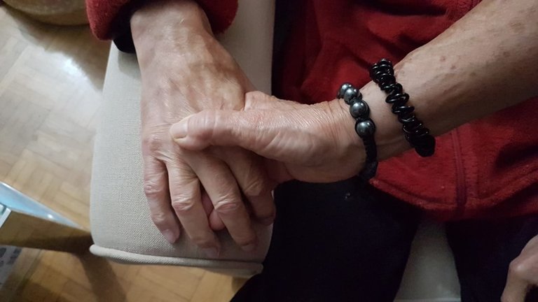Pilar coge la mano de Valentín, su marido, que tiene Alzheimer.