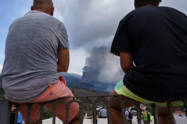 Numerosas personas observan desde un mirador de la localidad de Tajuya, en el municipio de El Paso, la evolución del volcán que ayer entró en erupción en la isla de La Palma. EFE/ Ramón De La Rocha
