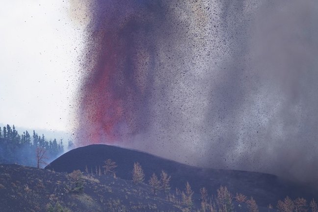 Una boca eruptiva expulsa lava y piroclastos en la zona de Cabeza de Vaca.