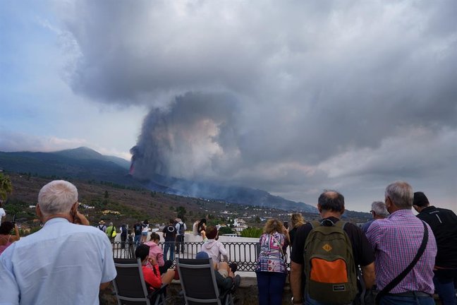 Numerosas personas observan desde un mirador de la localidad de Tajuya, en el municipio de El Paso, la evolución del volcán que ayer entró en erupción en la isla de La Palma. EFE/ Ramón De La Rocha