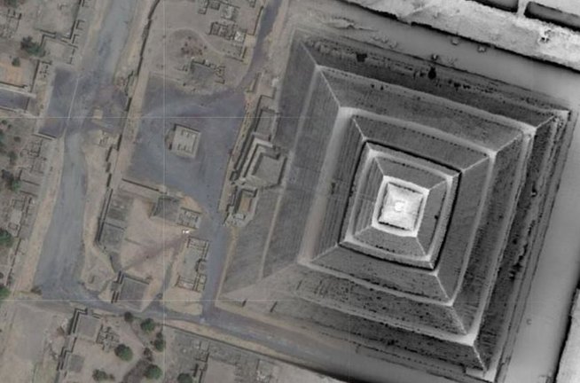 Lidar y imagen satelital de la Pirámide del Sol en Teotihuacan. La parte del satélite está en la mitad izquierda de la imagen y la parte lidar, que muestra paredes enterradas y otras características arqueológicas, está a la derecha.