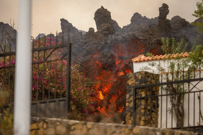La lava del volcán llega a las casas de la zona de Los Llanos, en La Palma.