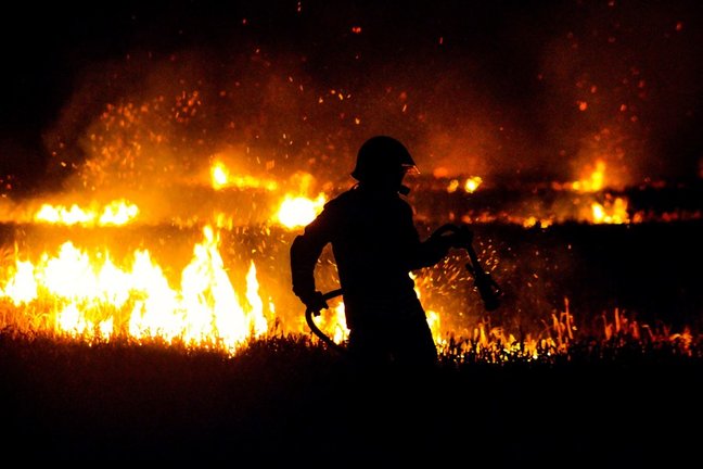 Un bombero trabaja en la extinción de un fuego