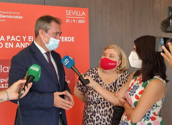 El secretario general del PSOE de Andalucía, Juan Espadas, este martes en Sevilla junto a la eurodiputada Clara Aguilera en unas jornadas sobre la PAC.