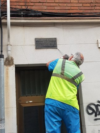 L'Hospitalet de Llobregat (Barcelona) ha iniciado este martes la retirada de placas franquistas de las viviendas de protección oficial del municipio.