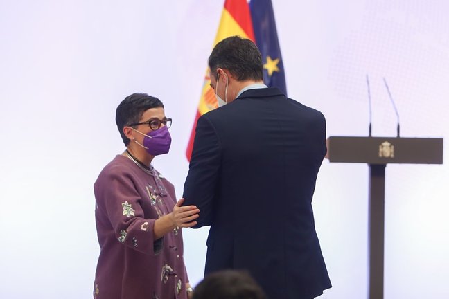 Archivo - La exministra de Asuntos Exteriores Arancha González Laya, agarra del brazo al presidente del Gobierno, Pedro Sánchez.