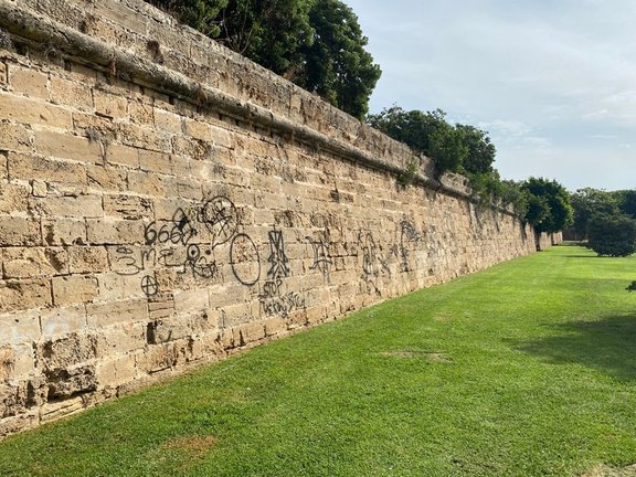 La muralla del Parc de la Mar pintada de graffitis.
