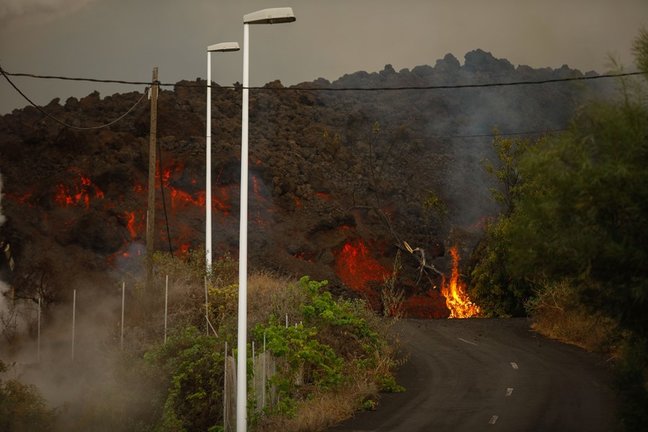La lava del volcán cruza una carretera en la zona de Los Llanos, a 20 de septiembre de 2021, en El Paso, La Palma, Santa Cruz de Tenerife, Islas Canarias, (España). La erupción volcánica iniciada ayer a las 16 horas en la zona de Cabeza de Vaca (La Palma)