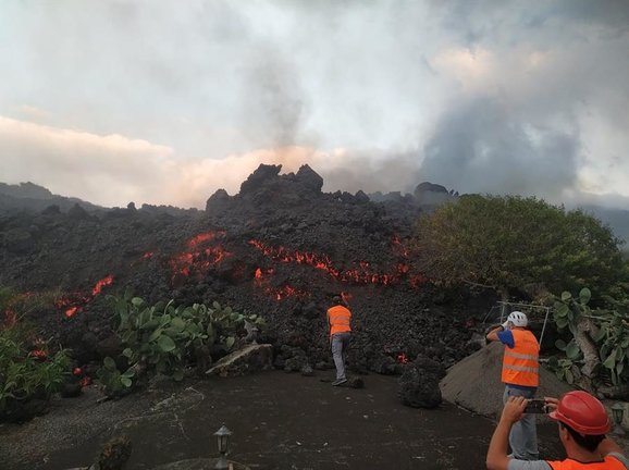 Técnicos del Instituto Volcanológico de Canarias (Involcán) toman muestras de las coladas de lava del nuevo volcán de La Palma para realizar análisis petrológicos. EFE/Involcán SOLO USO EDITORIAL/NO VENTAS/SOLO DISPONIBLE PARA ILUSTRAR LA NOTICIA QUE ACOMPAÑA/CRÉDITO