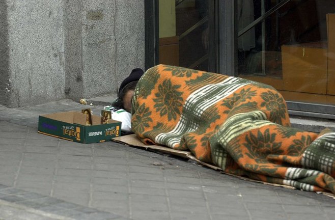 Archivo - Mendigo durmiendo en la calle