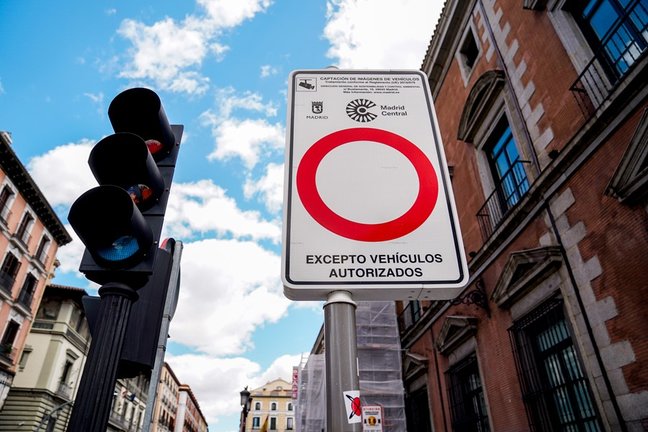 Archivo - Una señal indicativa de Madrid Central en una vía de la capital, a 11 de mayo de 2021, en Madrid (España). 