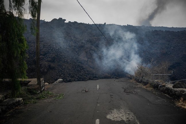 La lava del volcán llega al núcleo urbano de Todoque, a 21 de septiembre de 2021, en Los Llanos de Ariadne, en La Palma, a 21 de septiembre de 2021, en La Palma, Santa Cruz de Tenerife, Islas Canarias, (España). La aproximación de la lava al núcleo urbano