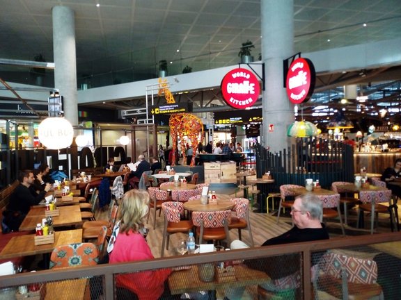 Archivo - Restaurante en el aeropuerto de Aena