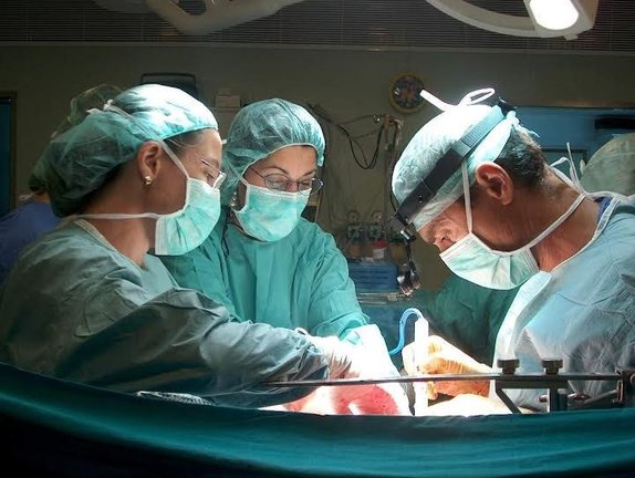 Archivo - Médicos realizan un transplante renal en una imagen de archivo. 