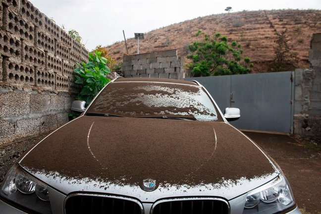Un coche muestra la capa de ceniza que se va acumulado en zonas como La Laguna, en Los Llanos de Aridane, producto de las emisiones del nuevo volcán de La Palma. EFE/Carlos de Saa