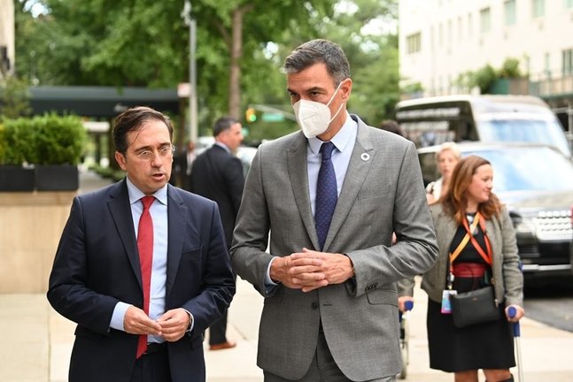 El presidente del Gobierno, Pedro Sánchez, con el ministro de Asuntos Exteriores, José Manuel Albares, en New York.