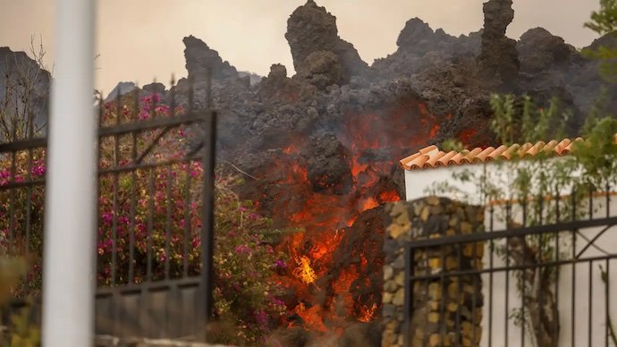 La lava del volcán llegando a las casas de la zona de Los Llanos. Europa Press