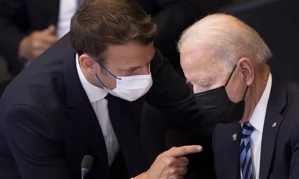 Joe Biden, a la derecha, hablando con Emmanuel Macron en una cumbre de la OTAN. Fotografía: Brendan Smialowski/AP