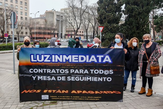 Archivo - Varias personas con una pancarta en la que se lee: `Luz inmediata´, en referencia a los problemas de electricidad en la Cañada Real, durante una manifestación por el derecho a la Vivienda, en la Plaza de San Juan de La Cruz, en Madrid (España).
