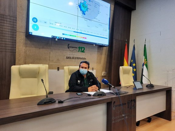 El director del Centro de Urgencias y Emergencias 112 Extremadura, Juan Carlos González Rojo, informa en rueda de prensa sobre los incidentes provocados por la alerta meteorológica