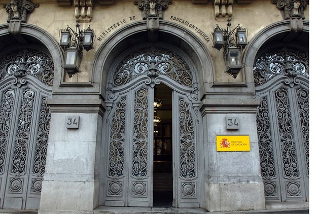 Archivo - Fachada del Ministerio de Educación en la Calle Alcalá