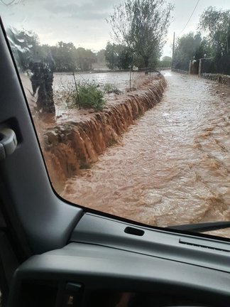 Carretera inundada por las lluvias en Santanyí.