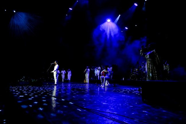 El cantante Pitingo actúa en un concierto benéfico en el Teatro Real