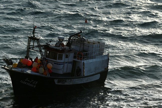 Archivo - El pesquero con bandera marroquí Albatros II encalló, en la tarde noche del miércoles 17 de junio, en la costa de Ceuta, (España). Debido a un problema en la maquinaria y con un viento de poniente fuerte, ha quedado encallado entre las piedras d
