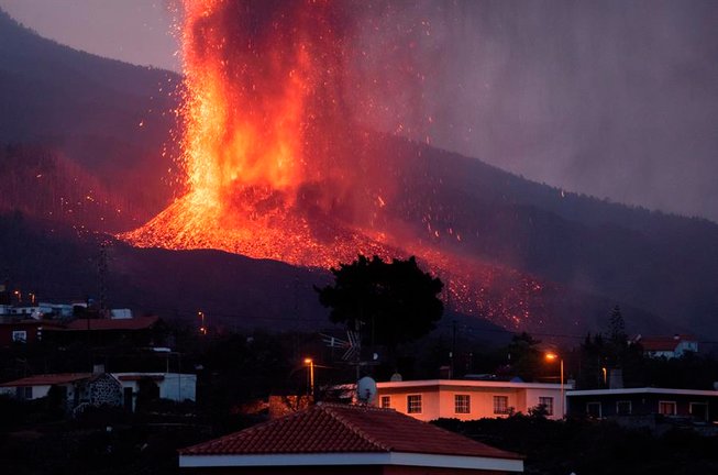 La erupción que comenzó el domingo en La Palma comienza este jueves su quinto día de actividad. EFE/ Carlos De Saá