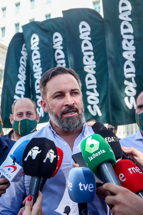El presidente de Vox, Santiago Abascal, ofrece declaraciones a los medios en una manifestación contra el Gobierno convocada por el sindicato Solidaridad, a 18 de septiembre de 2021, en Madrid (España).