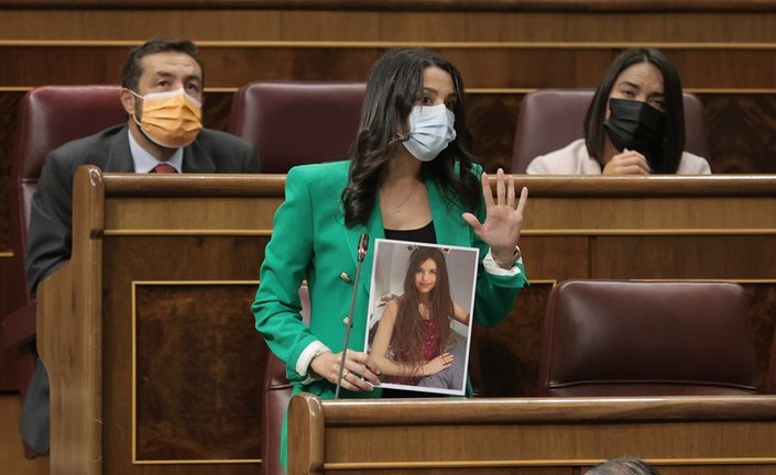 La líder de Cs, Inés Arrimadas, muestra una fotografía en su intervención en una sesión de control al Gobierno en el Congreso de los Diputados, a 22 de septiembre de 2021, en Madrid, (España).