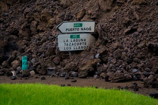 La colada de lava generada por el volcán que entró en erupción el domingo en La Palma ha irrumpido este miércoles en el pueblo de Todoque, en el municipio de Los Llanos de Aridane, derribando todo a su paso. EFE/Ramón de la Rocha