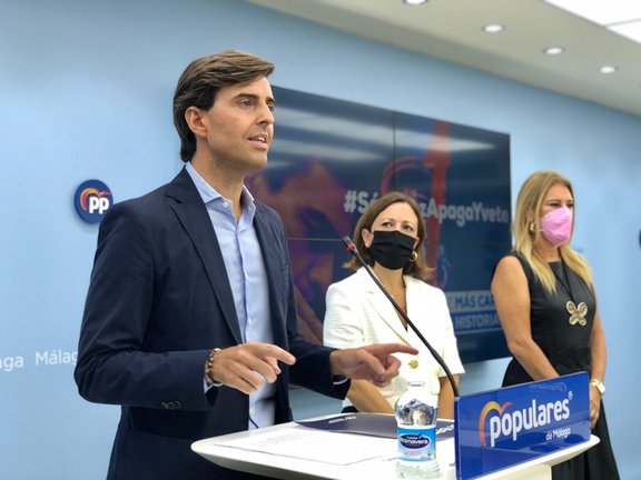 El vicesecretario de Comunicación del PP, Pablo Montesinos, en rueda de prensa en Málaga junto a Patricia Navarro y Carolina España