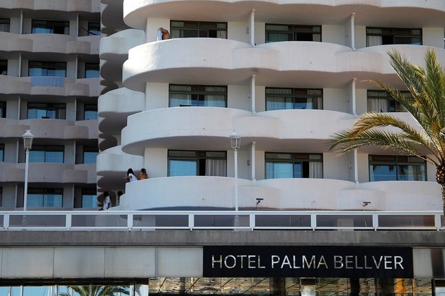 Archivo - Dos jóvenes en un balcón del hotel Palma Bellver, donde estaban confinados 249 jóvenes que tuvieron relación directa o indirecta con el brote de un viaje de estudios a Mallorca. 