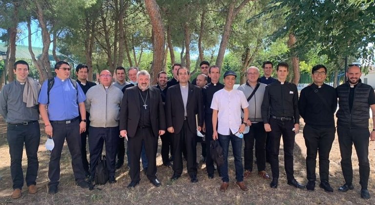 El Arzobispo de Zaragoza se reúne con los sacerdotes ordenados en los últimos años.