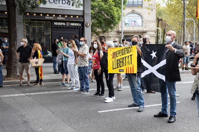 Varias personas acuden con pancartas en una concentración convocada contra la detención del expresidente Carles Puigdemont en l'Alguer (Cerdeña), a 24 de septiembre de 2021, en Barcelona, Catalunya, (España). 