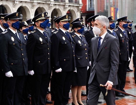 El ministro del Interior, Fernando Grande Marlaska, a su llegada a los actos centrales del Día de la Policía en la Plaza Mayor de Valladolid