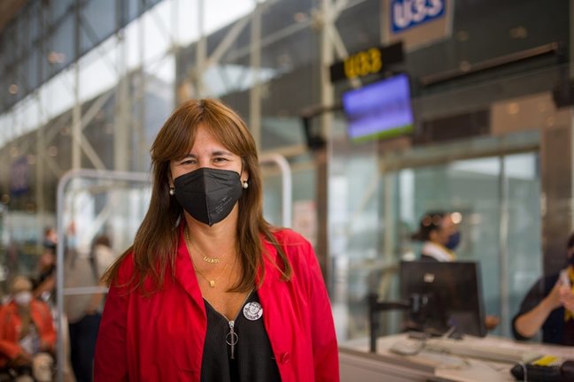 La presidenta del Parlament de Catalunya, Laura Borràs, en el Aeropuerto de Barcelona antes de partir a l'Alguer (Cerdeña, Italia)