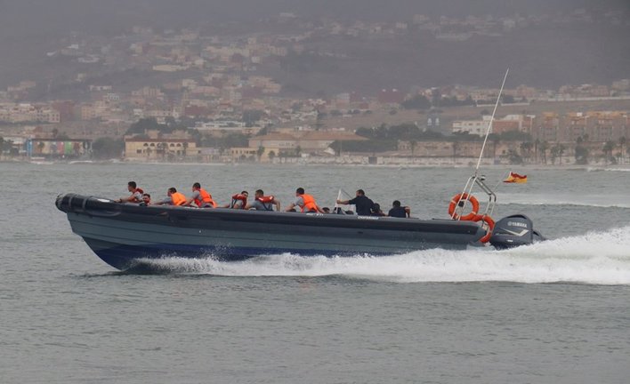 Cadetes del Ejército de la Compañía del Mar que avistan un cadáver flotando en la costa de Melilla