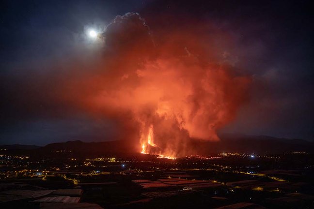 El volcán de Cumbre Vieja, a 25 de septiembre de 2021, en La Palma, Islas Canarias (España). La nueva colada de lava del volcán de Cumbre Vieja (La Palma) discurrepor encima de la que salió en los últimos días, siendo más fluida y más rápida que las primeras coladas de la erupción. El proceso eruptivo obligó este viernes a poner en marcha la evacuación diseñada por el Plan Especial de Protección Civil y Atención de Emergencias por Riesgo Volcánico de Canarias (PEVOLCA) para los núcleos de Tajuya, Tacande de Abajo y la zona hasta ahora no evacuada de Tacande de Arriba, en el término municipal de Los Llanos de Aridane.
25 SEPTIEMBRE 2021;LA PALMA;VOLCÁN;
Kike Rincón / Europa Press
25/9/2021