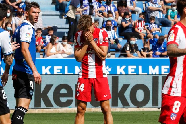 El centrocampista del Atlético de Madrid Marcos Llorente (c) reacciona durante el partido de la séptima jornada de liga de Primera División disputado este sábado en el Estadio de Mendizorroza de Vitoria. EFE/David Aguilar