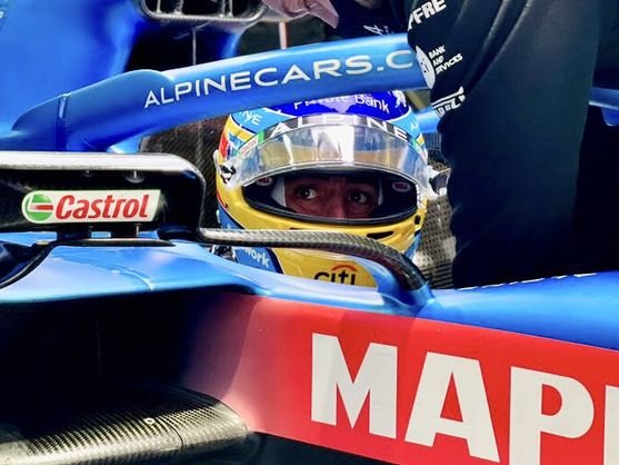 Fernando Alonso a manos de su coche de fórmula 1 en Rusia. / EFE