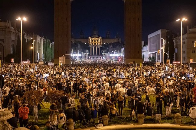 'Macrobotellón' celebrado la noche del viernes al sábado en Barcelona durante las fiestas de la Mercè. / E.Press