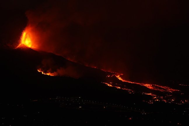 Una boca eruptiva expulsa lava y piroclastos en la zona de Cabeza de Vaca, a 20 de septiembre de 2021, en El Paso, La Palma